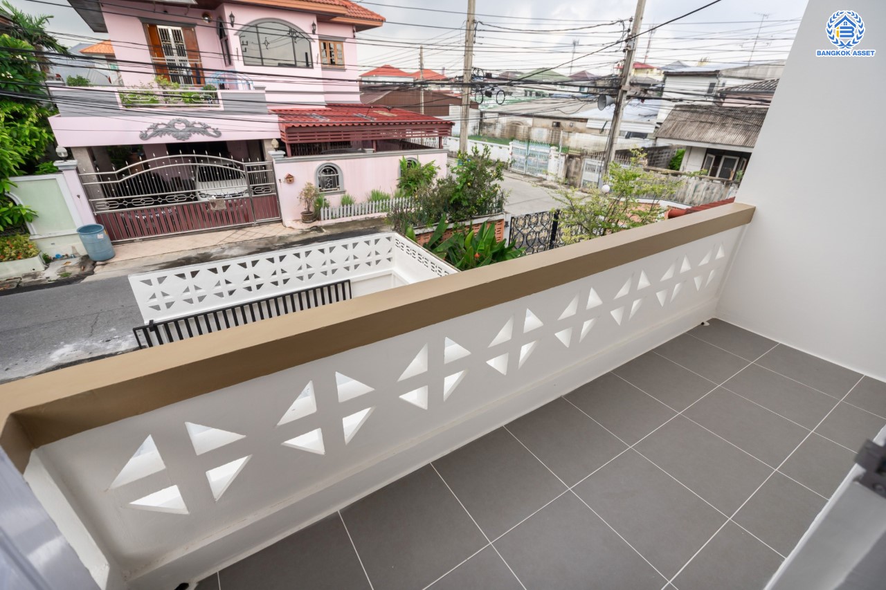 บ้านมือสองตกแต่งใหม่ หลักสี่แลนด์ ดอนเมือง บ้านแฝดหลังใหญ่ เนื้อที่ 35 ตร.ว. ฟังก์ชัน 3 ห้องนอน 2 ห้องน้ำจอดรถได้ 1 คัน บนทำเลดีที่สุด ใกล้สนามบินดอนเมือง ทางด่วน "ศรีสมาน" และรถไฟฟ้าสายสีแดง "สถานีการเคหะ"...